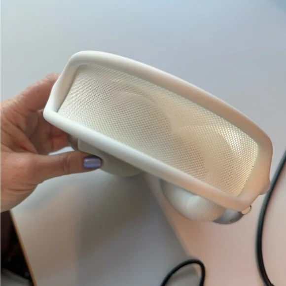 Sleek Silver and White Over-Ear Headphones - Picture 4 of 6